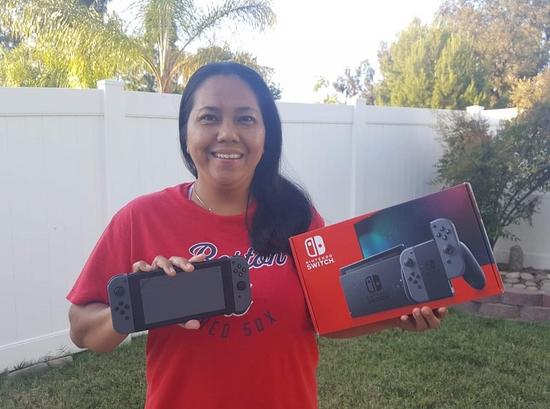 UCUES 2020 Winner Rachel Abelgas holding Nintendo Switch prize!